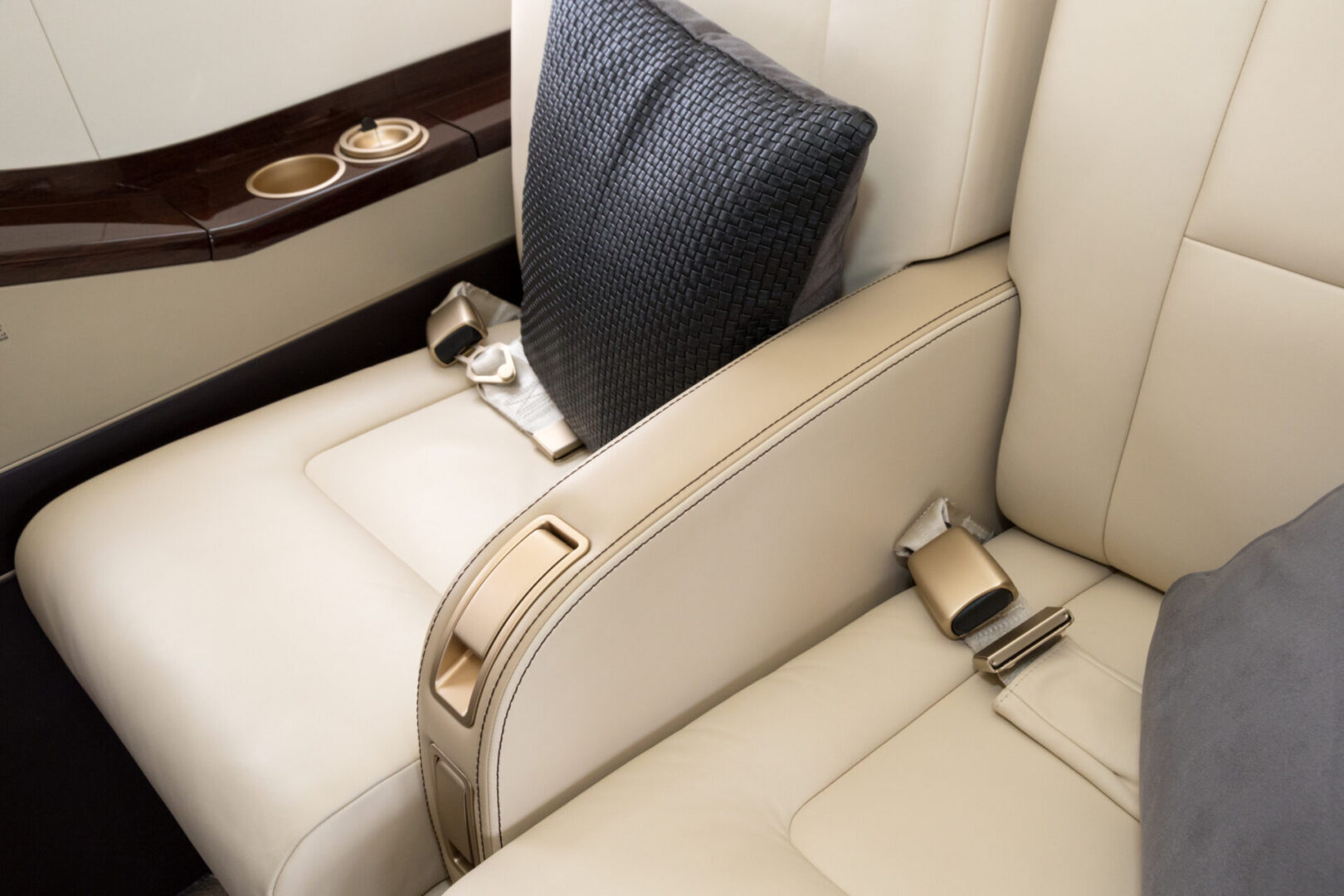 Comfortible,Chairs,In,A,Modern,Business,Jet,Airplane.
